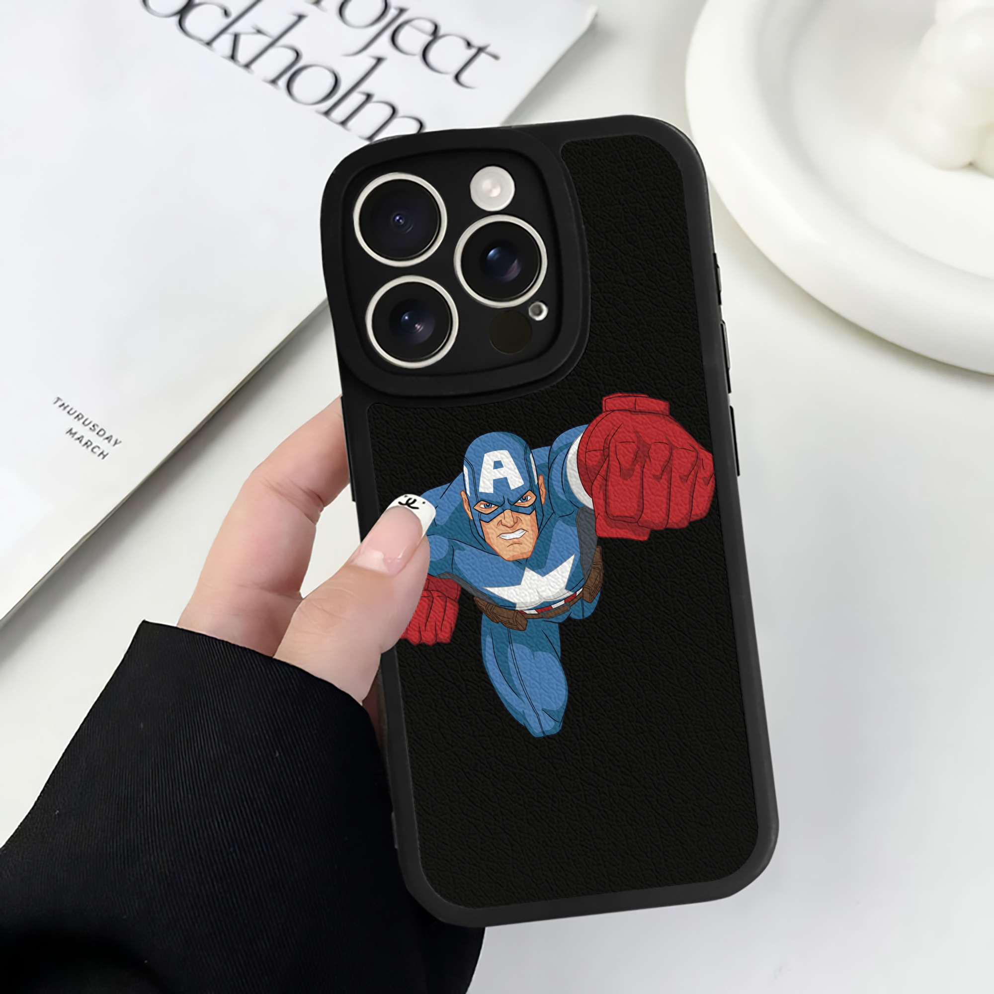 （画像用） アベンジャーズ The Avengers 【iPhone 16シリーズ対応】シリコンスマホケース（レザー調） 材質：シリコン